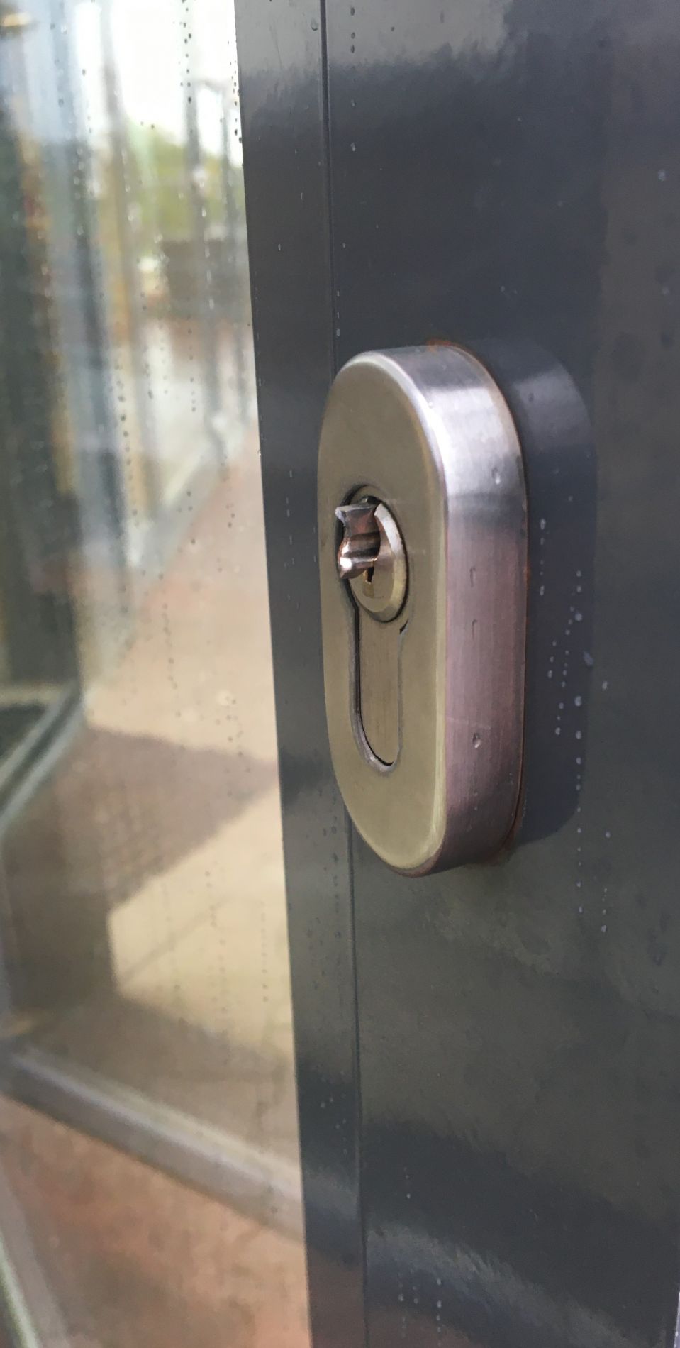 Awaryjne otwarcie drzwi aluminiowych