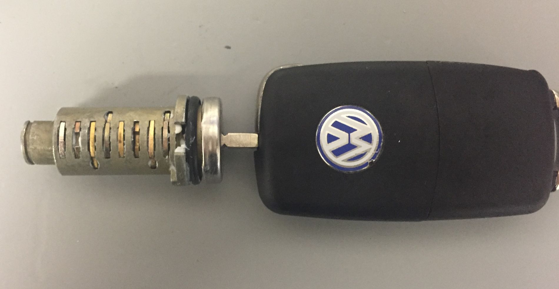 Ułożenie wkładu zamka do auta VW Transporter V pod klucz klienta
