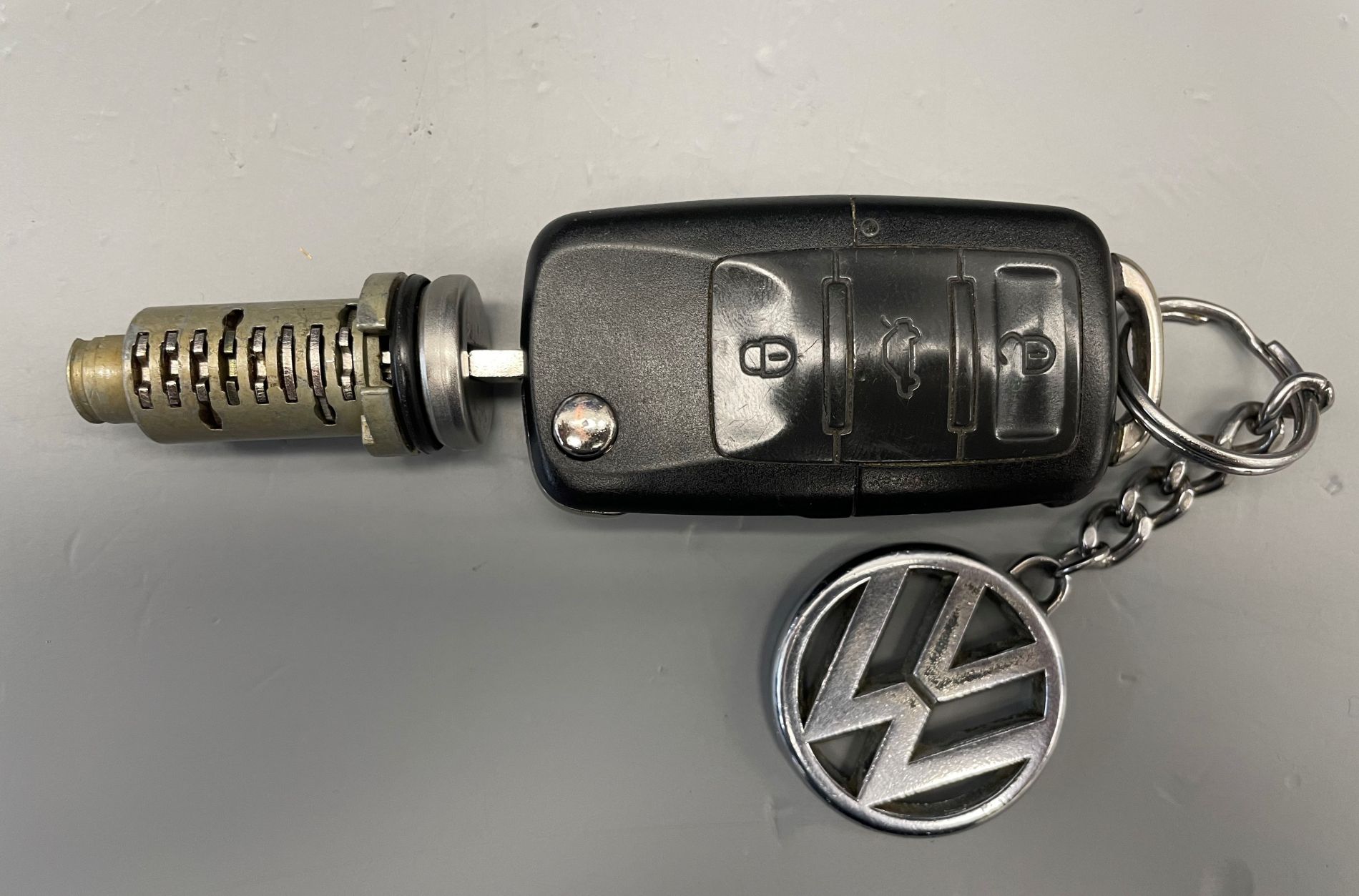Ułożenie zamka pod klucz do auta VW Caddy III z 2010 roku