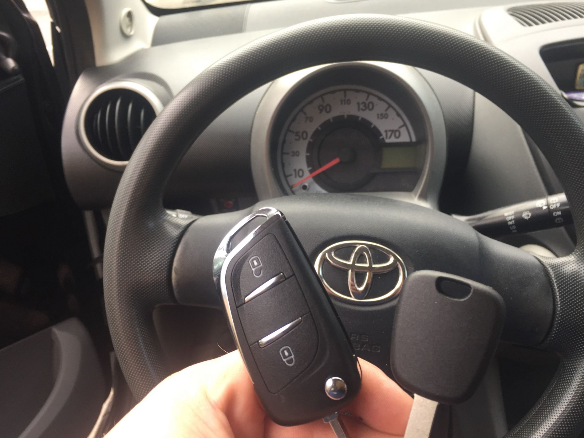 Dorobienie kluczyka z pilotem do Toyoty Aygo z 2014 roku