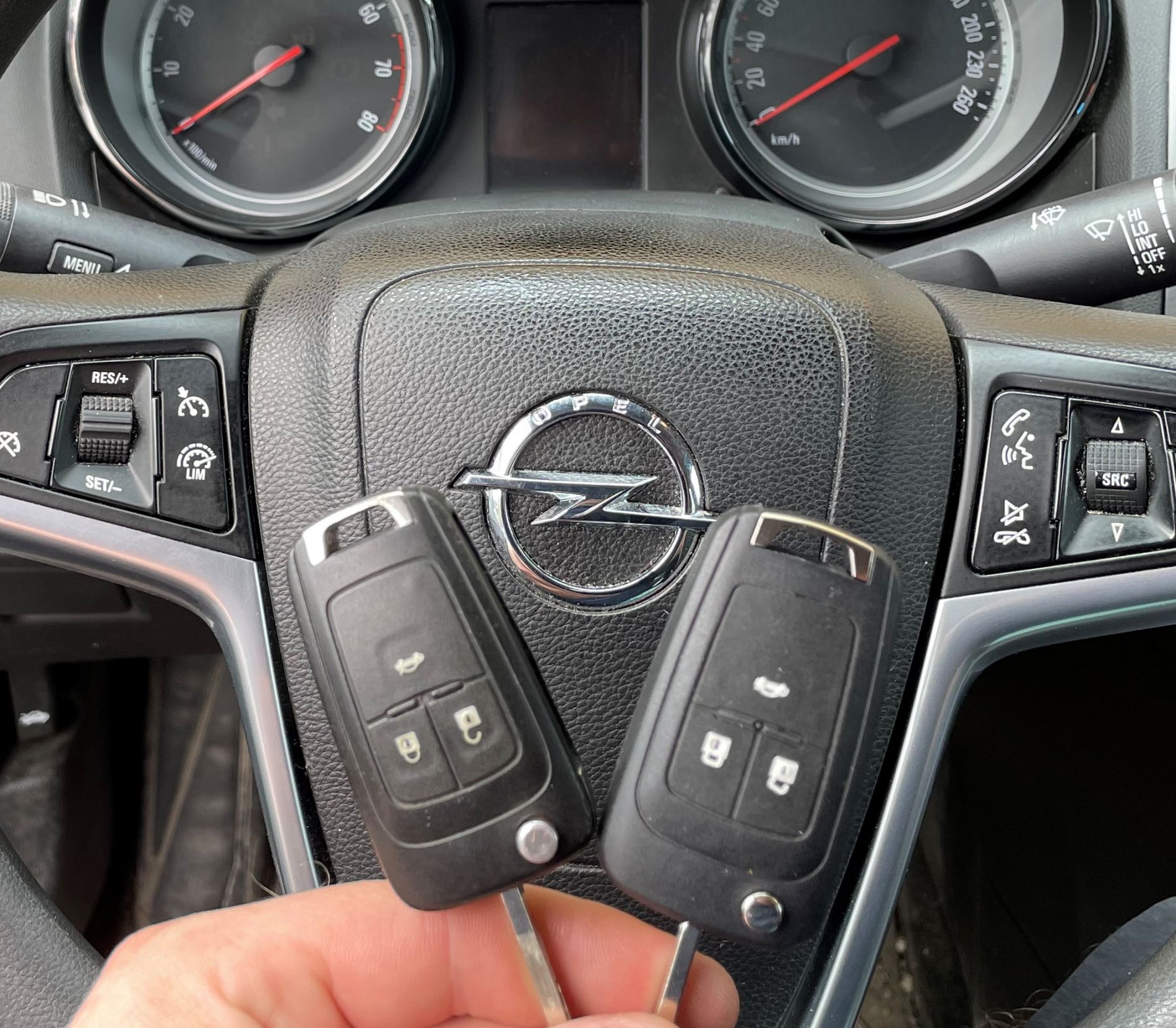 Jak naprawiamy stacyjkę w aucie Opel Astra J z 2016 roku?