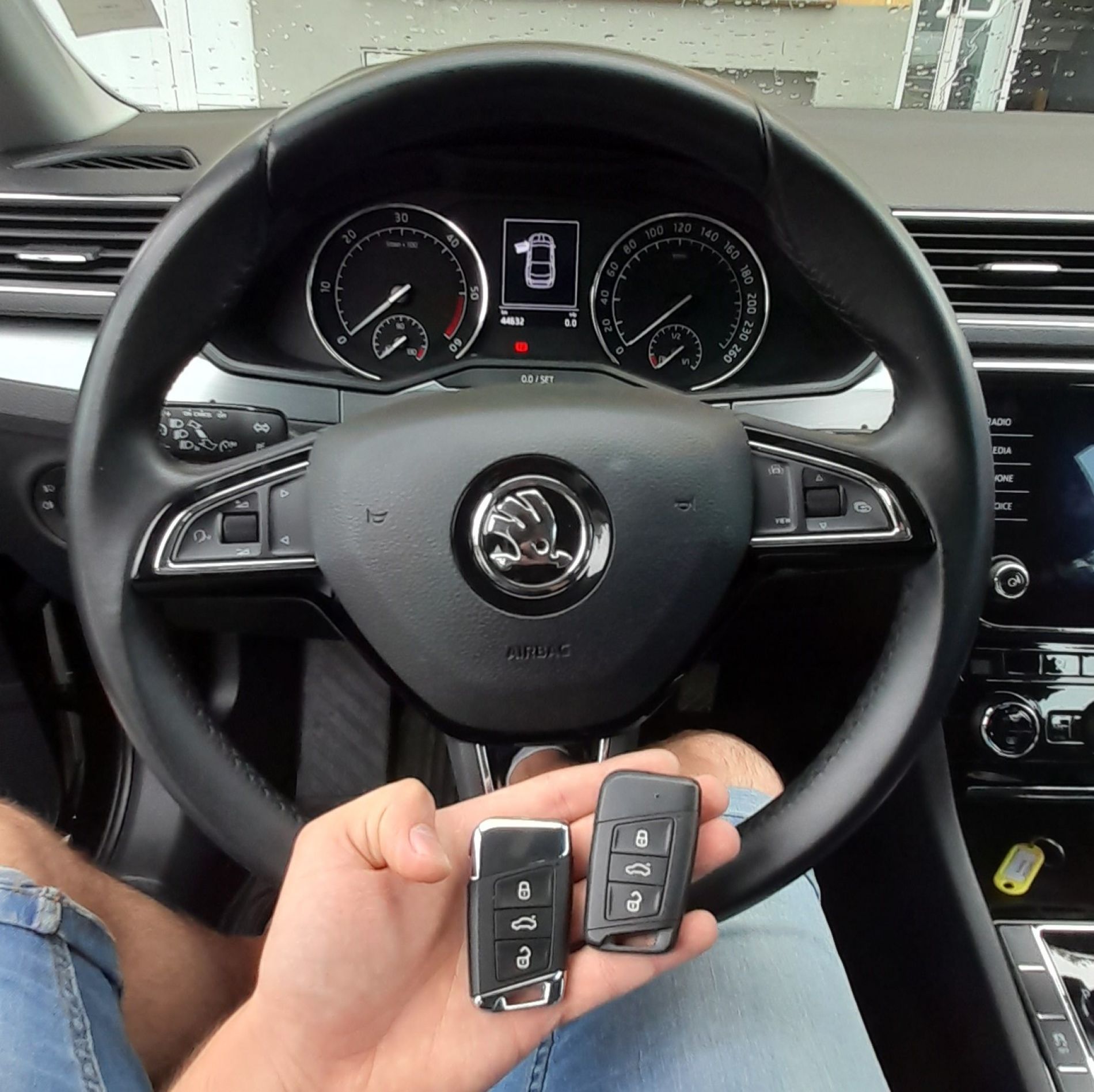 Dorobienie klucza do auta Skoda Superb z 2019 roku.