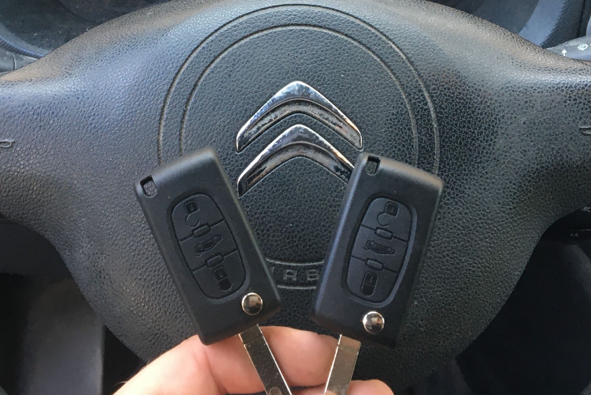 Dorobienie klucza oraz wymiana obudowy klucza do auta Citroen Berlingo z 2010 roku.