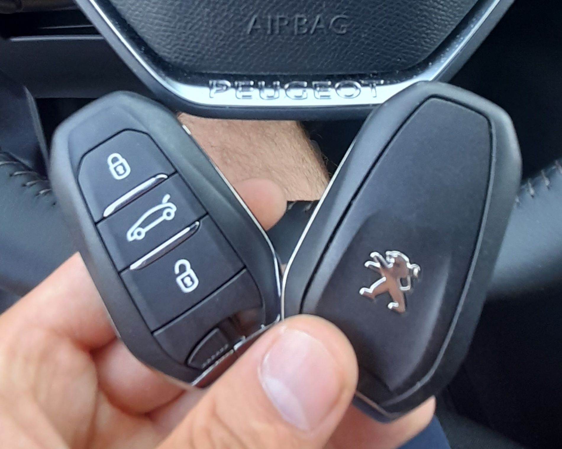 Dorobienie klucza do auta Peugeot 3008 z 2019 roku.