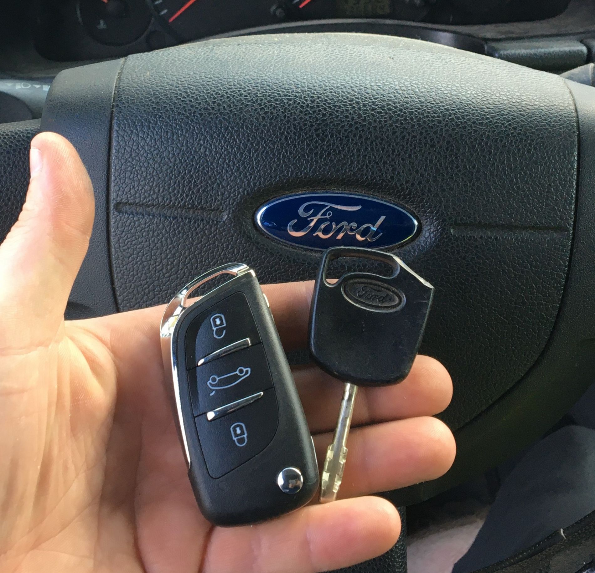 Dorobienie klucza z pilotem do auta Ford Transit Connect z 2011 roku.