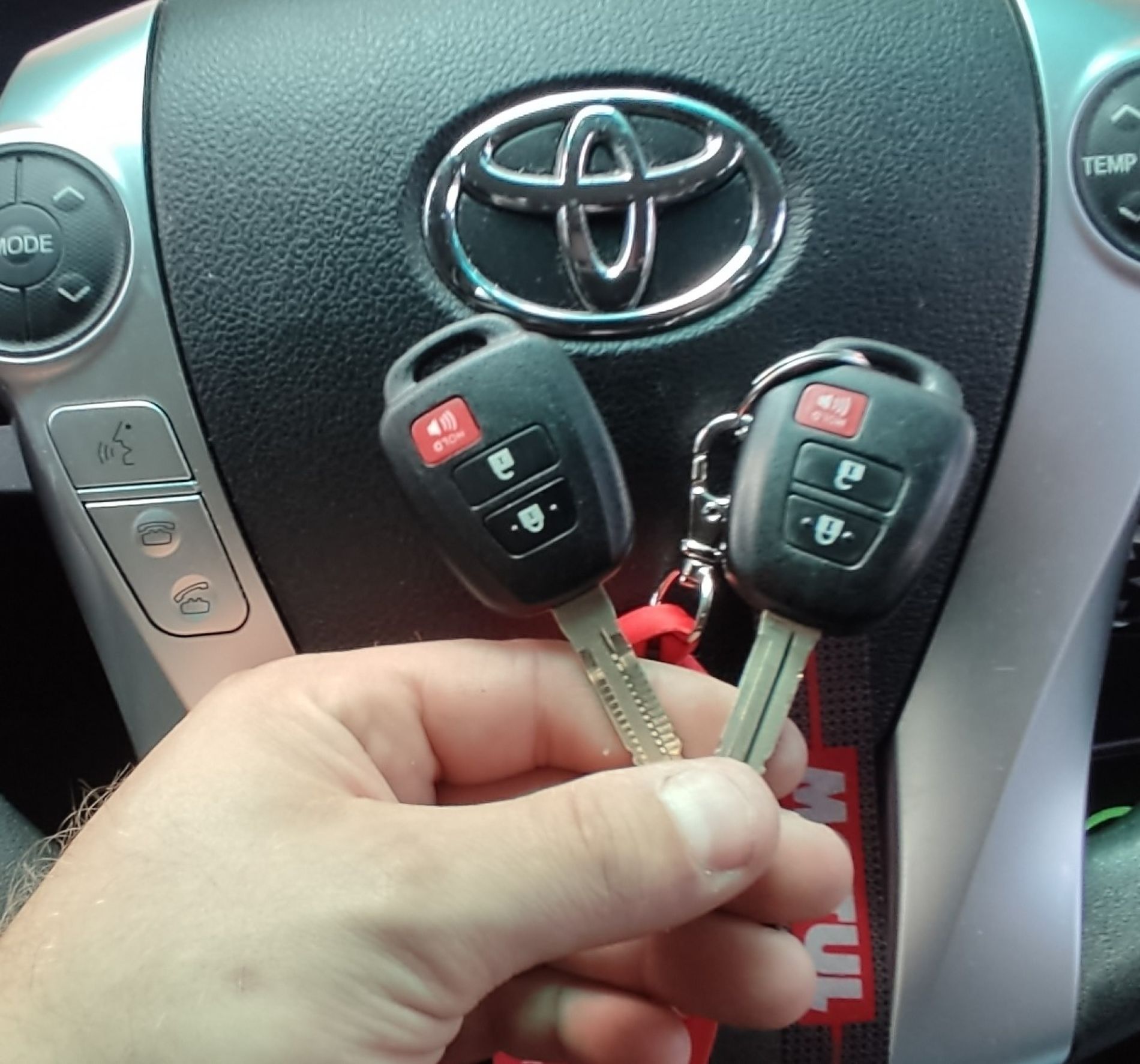 Dorobienie klucza do Toyoty Prius z 2017 roku.
