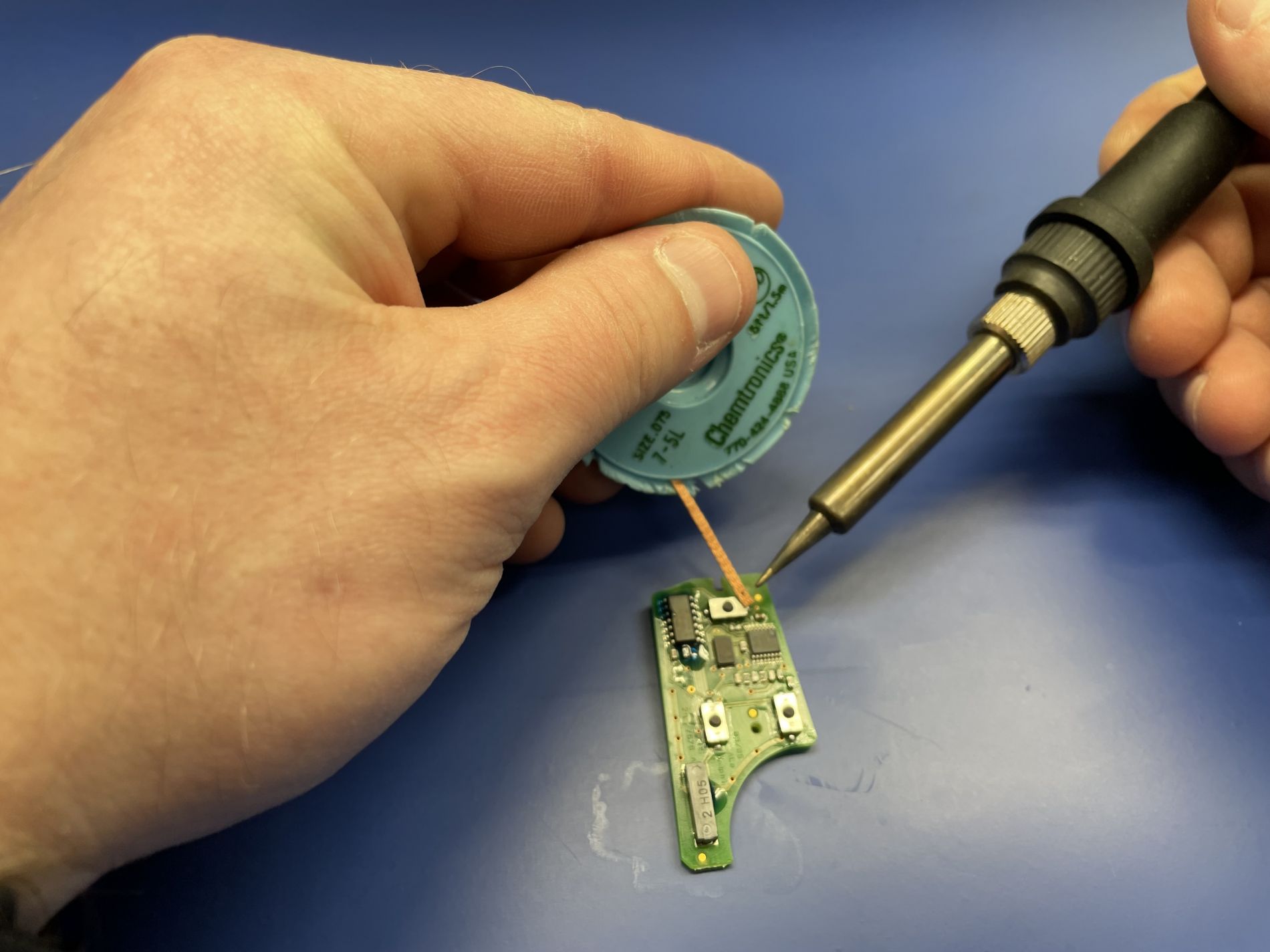 Jak naprawiamy elektronikę klucza do Opla Astry H?