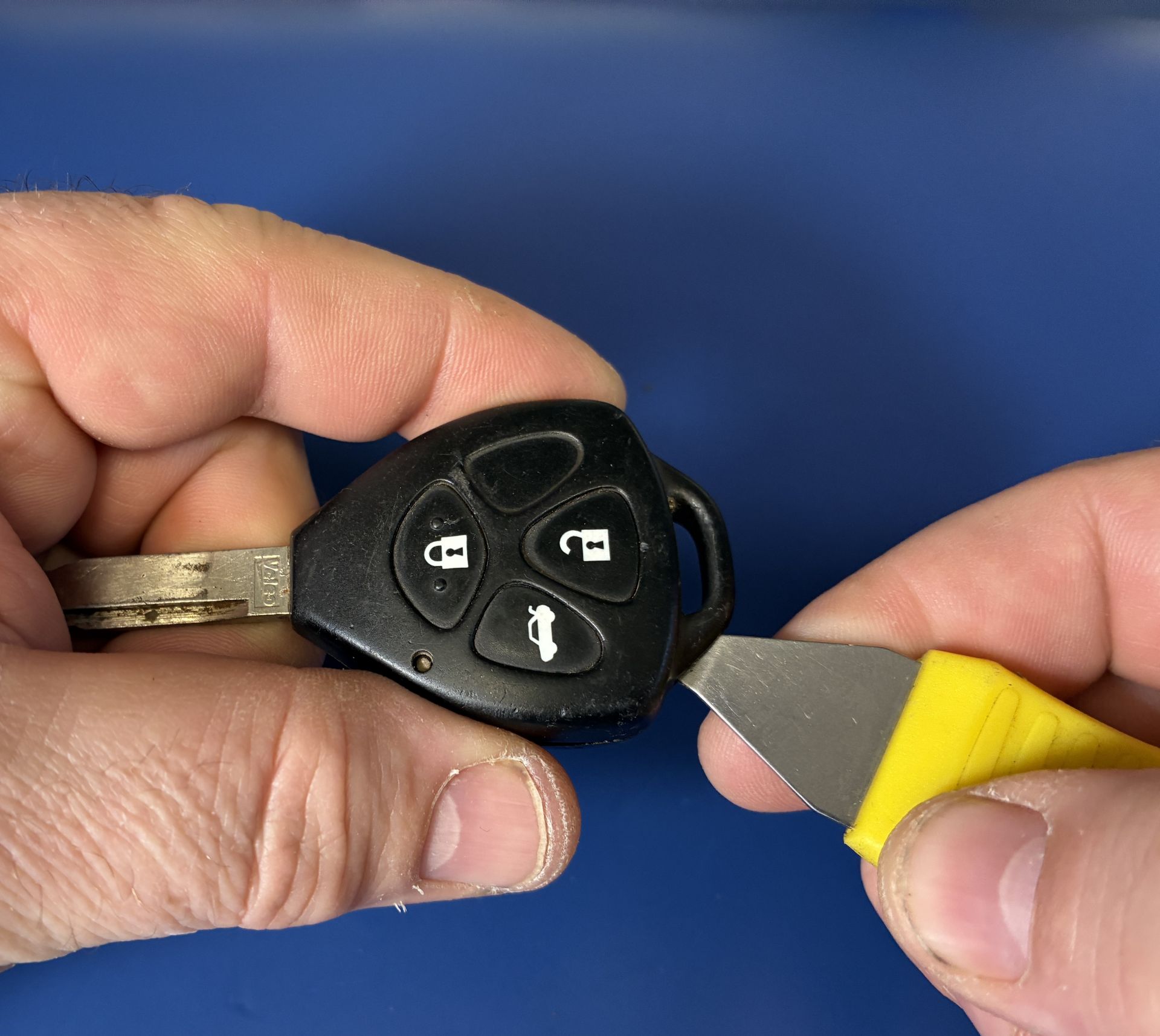 Naprawa klucza do Toyota RAV4 – Wymiana mikrowłączników i baterii