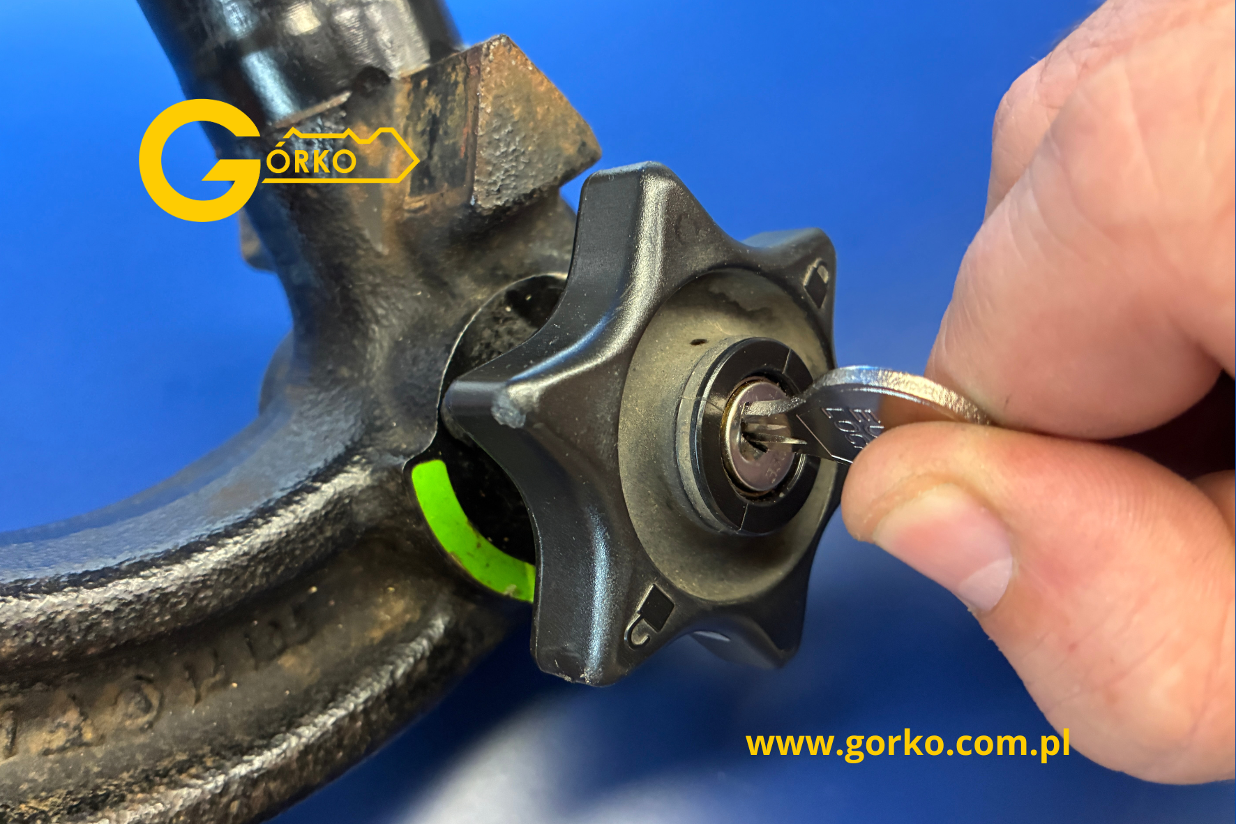 Zapasowy klucz do haka holowniczego – drobiazg, który może uratować Twoje wakacje