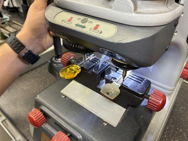 Dorobienie kluczy do maszyny wytwrzającej watę cukrową Dorobienie kluczy do maszyny wytwrzającej watę cukrową