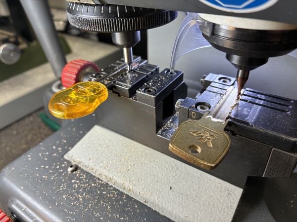 Dorobienie kluczy do maszyny wytwrzającej watę cukrową Dorobienie kluczy do maszyny wytwrzającej watę cukrową