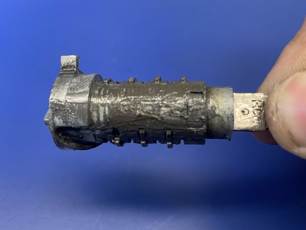 Dlaczego preparaty typu WD-40 to zły pomysł na zacinającą się stacyjkę?