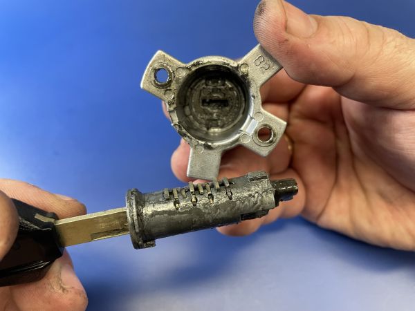 Dlaczego preparaty typu WD-40 to zły pomysł na zacinającą się stacyjkę?