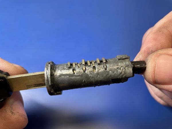 Dlaczego preparaty typu WD-40 to zły pomysł na zacinającą się stacyjkę?