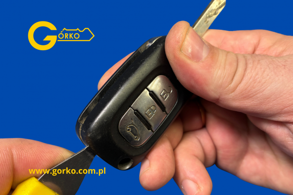 Zobacz, jak wygląda profesjonalna wymiana baterii w pilotach samochodowych w Olsztynie – od demontażu obudowy po test działania po naprawie.
Na zdjęciach prezentujemy różne modele kluczyków, baterie renomowanych marek oraz nasz serwis w Centrum Handlowym Manhattan.