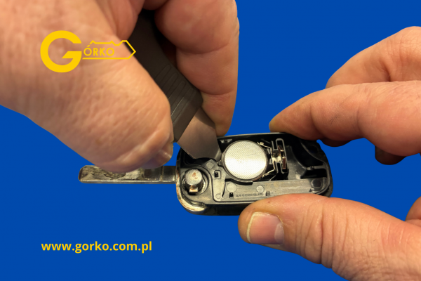 Zobacz, jak wygląda profesjonalna wymiana baterii w pilotach samochodowych w Olsztynie – od demontażu obudowy po test działania po naprawie.
Na zdjęciach prezentujemy różne modele kluczyków, baterie renomowanych marek oraz nasz serwis w Centrum Handlowym Manhattan.