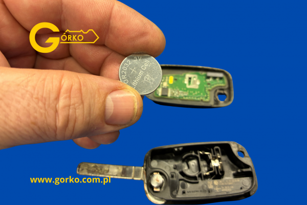 Zobacz, jak wygląda profesjonalna wymiana baterii w pilotach samochodowych w Olsztynie – od demontażu obudowy po test działania po naprawie.
Na zdjęciach prezentujemy różne modele kluczyków, baterie renomowanych marek oraz nasz serwis w Centrum Handlowym Manhattan.