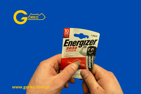 Zobacz, jak wygląda profesjonalna wymiana baterii w pilotach samochodowych w Olsztynie – od demontażu obudowy po test działania po naprawie.
Na zdjęciach prezentujemy różne modele kluczyków, baterie renomowanych marek oraz nasz serwis w Centrum Handlowym Manhattan.