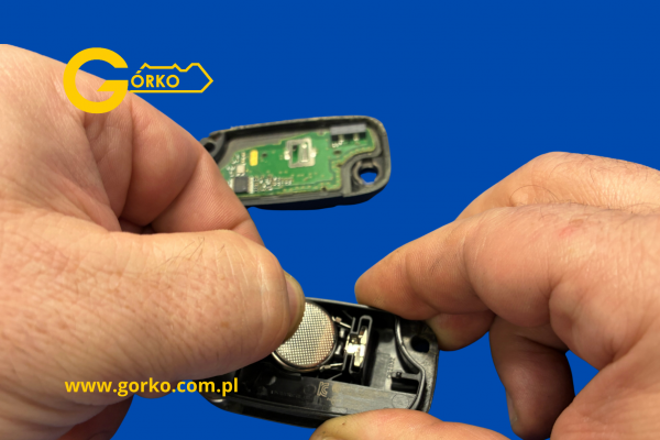 Zobacz, jak wygląda profesjonalna wymiana baterii w pilotach samochodowych w Olsztynie – od demontażu obudowy po test działania po naprawie.
Na zdjęciach prezentujemy różne modele kluczyków, baterie renomowanych marek oraz nasz serwis w Centrum Handlowym Manhattan.