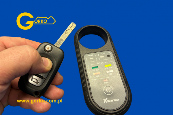 Zobacz, jak wygląda profesjonalna wymiana baterii w pilotach samochodowych w Olsztynie – od demontażu obudowy po test działania po naprawie.
Na zdjęciach prezentujemy różne modele kluczyków, baterie renomowanych marek oraz nasz serwis w Centrum Handlowym Manhattan.