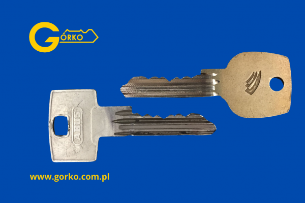 Frezowanie klucza Abus maszyną CNC X-CUT AN-SAN – dorabianie nietypowych kluczy z zagranicy