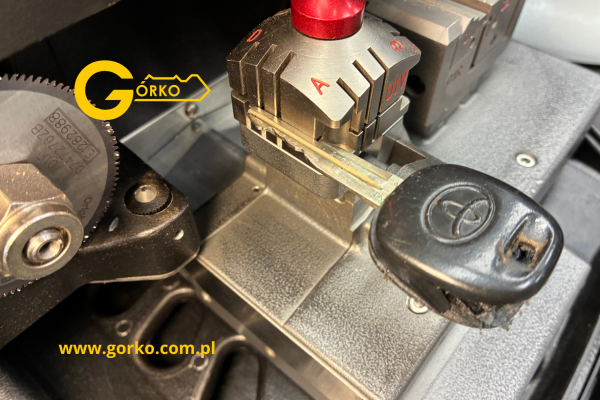 Naprawa stacyjki Toyota Hilux 2005 – kompleksowa regeneracja, nowy grot i wymiana kostki elektrycznej