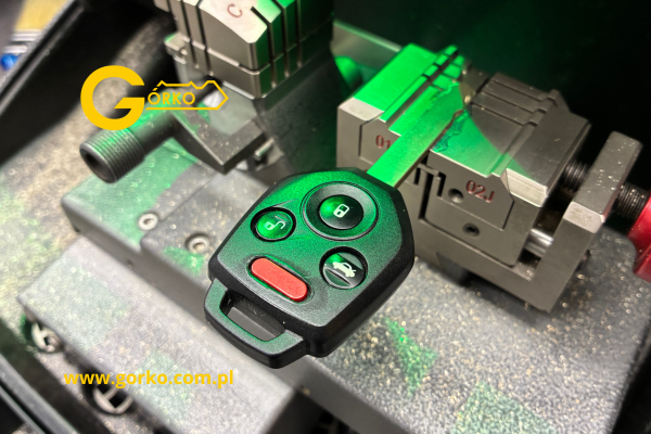 Naprawa stacyjki Subaru Outback 2011 (IV generacja) oraz kompletna regeneracja klucza – nowa obudowa, pilot PANIC i nowy grot