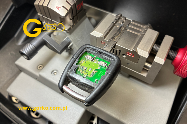 Naprawa klucza do Opel Vectra C – kompletnie zniszczona obudowa, brak mikrowłącznika i zużyty grot