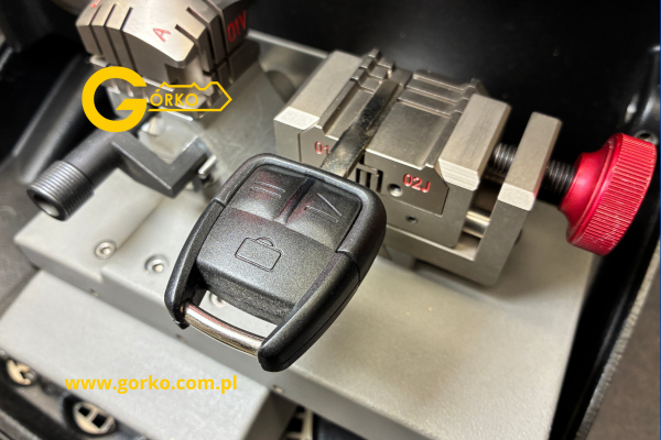 Naprawa klucza do Opel Vectra C – kompletnie zniszczona obudowa, brak mikrowłącznika i zużyty grot