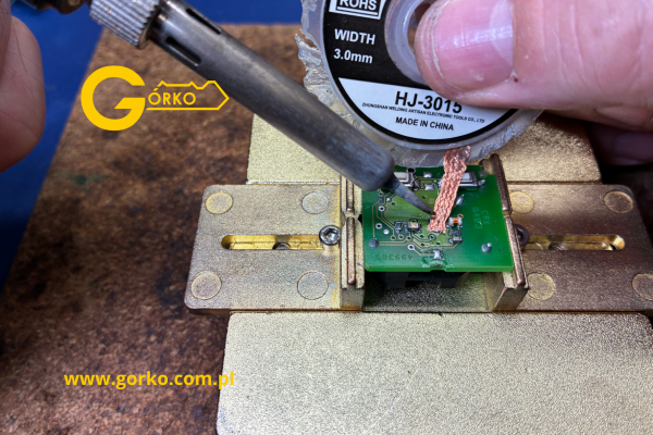 Naprawa klucza do Opel Vectra C – kompletnie zniszczona obudowa, brak mikrowłącznika i zużyty grot