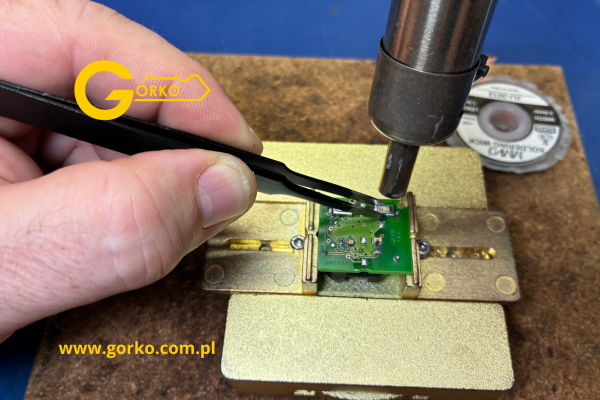 Naprawa klucza do Opel Vectra C – kompletnie zniszczona obudowa, brak mikrowłącznika i zużyty grot