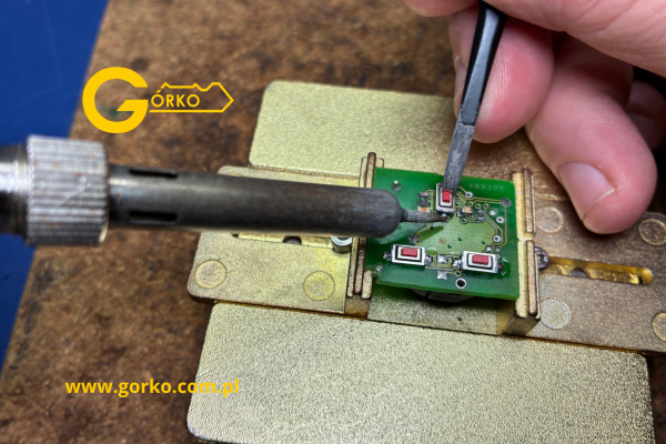 Naprawa klucza do Opel Vectra C – kompletnie zniszczona obudowa, brak mikrowłącznika i zużyty grot