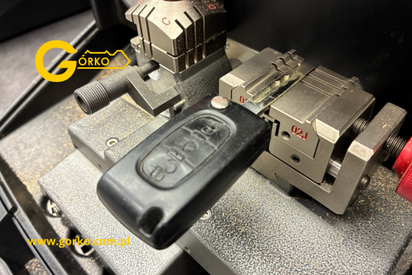 Naprawa klucza Citroën C5 II – wymiana mikrowłączników, obudowy, baterii i docięcie nowego grotu