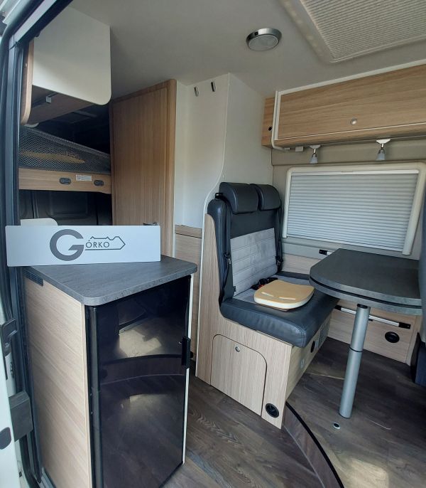 Dorobienie kluczy do Citroena Jumpera z zabudową kempingową – kompleksowa obsługa kampera dla wypożyczalni