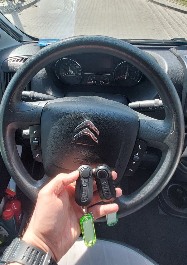 Dorobienie kluczy do Citroena Jumpera z zabudową kempingową – kompleksowa obsługa kampera dla wypożyczalni