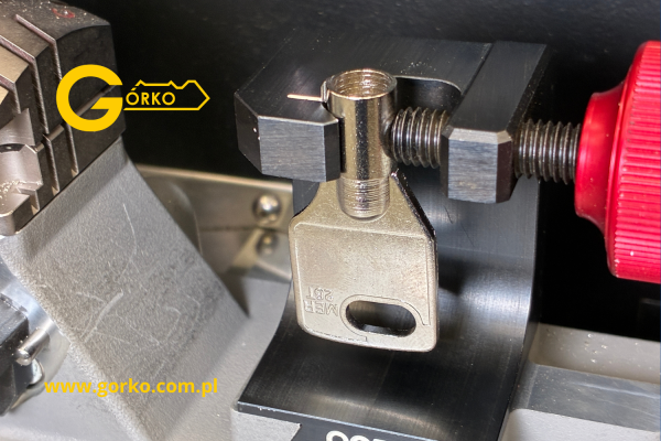 Dorabianie kluczy tubularnych do stacyjek maszyn